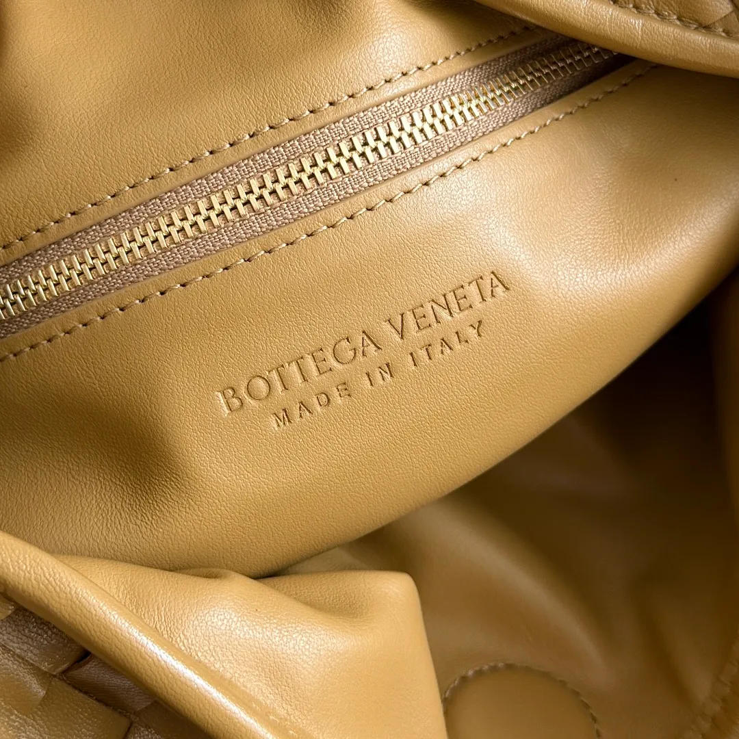 Batch 1960 It seems that this bag from BV has been popular recently ~ The new Hop is really not too beautiful. The whole bag has no seams. The bag body and handles are made of one piece of leather. It reflects the style and essence of Bottega Veneta. It truly represents craftsmanship and creativity. The large size has a very loose and lazy upper body. Big bag lovers will definitely not regret buying it. Style number: 796262 Size: 46*21*10cm